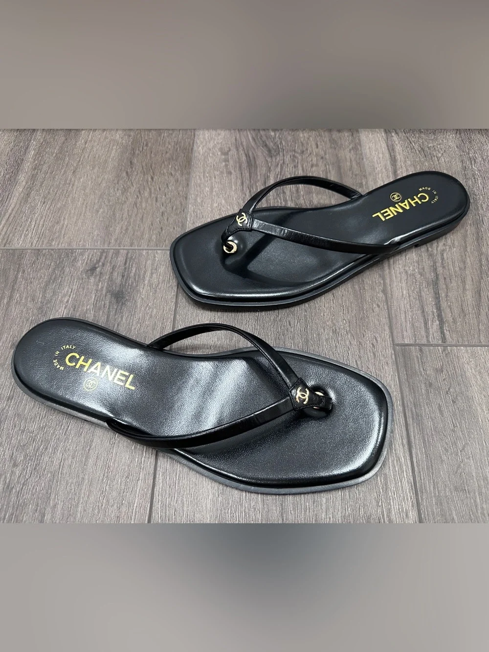 2026 CHANEL Black leather GOLD CC Logo FLIP FLOP Slides Flat Sandals 41.5C BLAZY